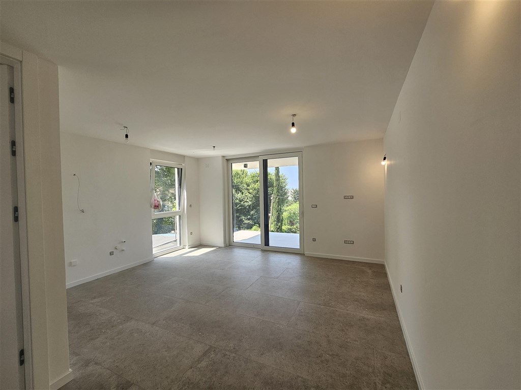 na-prodej-novy-moderni-apartman-se-dvema-loznicemi-v-blizkosti-more-na-ostrove-krk-omisalj-chorvatsko