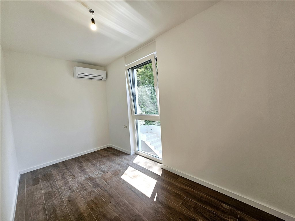 na-prodej-novy-moderni-apartman-se-dvema-loznicemi-v-blizkosti-more-na-ostrove-krk-omisalj-chorvatsko