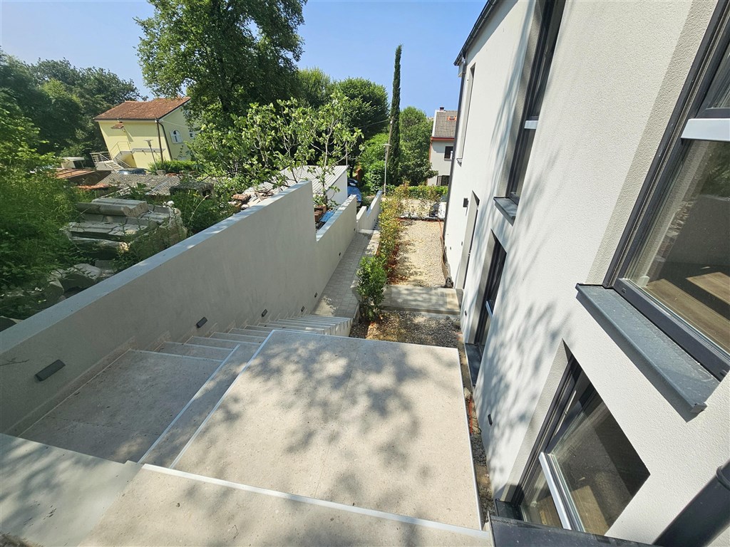 na-prodej-novy-moderni-apartman-se-dvema-loznicemi-v-blizkosti-more-na-ostrove-krk-omisalj-chorvatsko