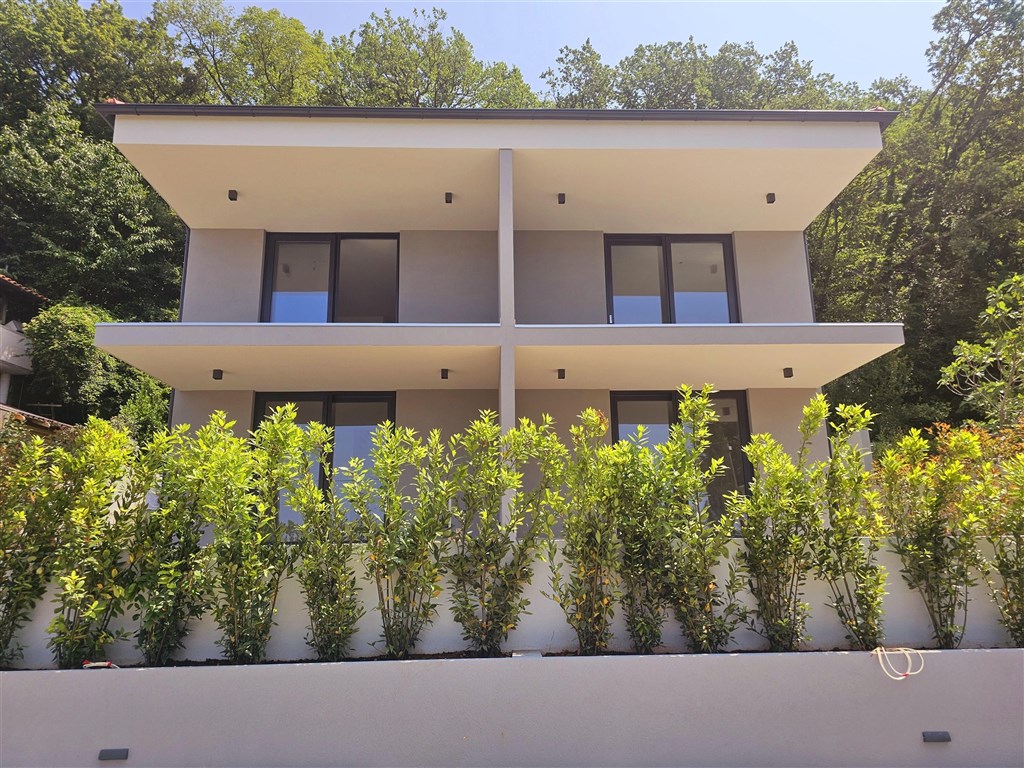 na-prodej-novy-moderni-apartman-se-dvema-loznicemi-v-blizkosti-more-na-ostrove-krk-omisalj-chorvatsko