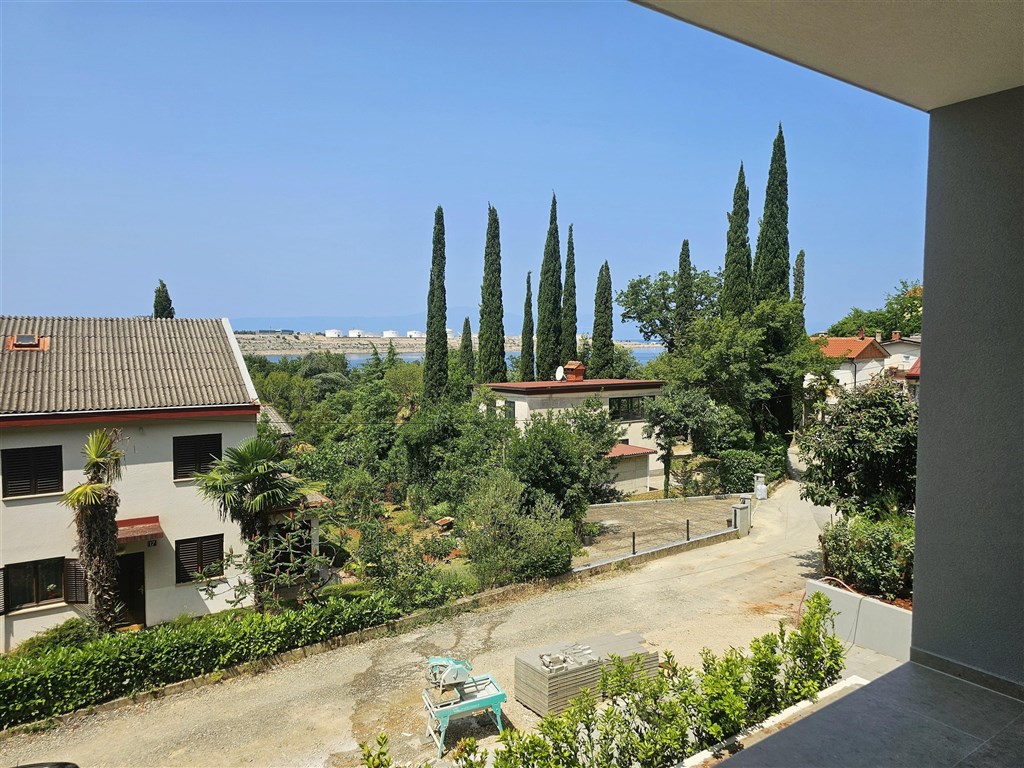 na-prodej-novy-moderni-apartman-se-dvema-loznicemi-v-blizkosti-more-na-ostrove-krk-omisalj-chorvatsko