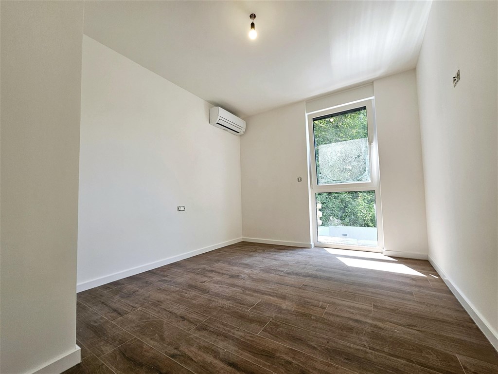 na-prodej-novy-moderni-apartman-se-dvema-loznicemi-v-blizkosti-more-na-ostrove-krk-omisalj-chorvatsko