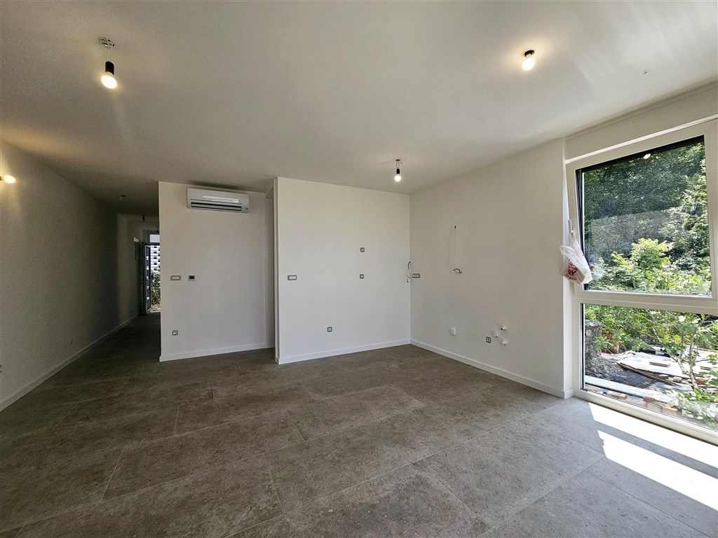 na-prodej-novy-moderni-apartman-se-dvema-loznicemi-v-blizkosti-more-na-ostrove-krk-omisalj-chorvatsko