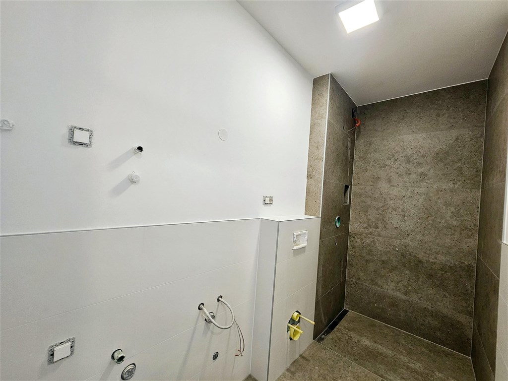 na-prodej-novy-moderni-apartman-se-dvema-loznicemi-v-blizkosti-more-na-ostrove-krk-omisalj-chorvatsko