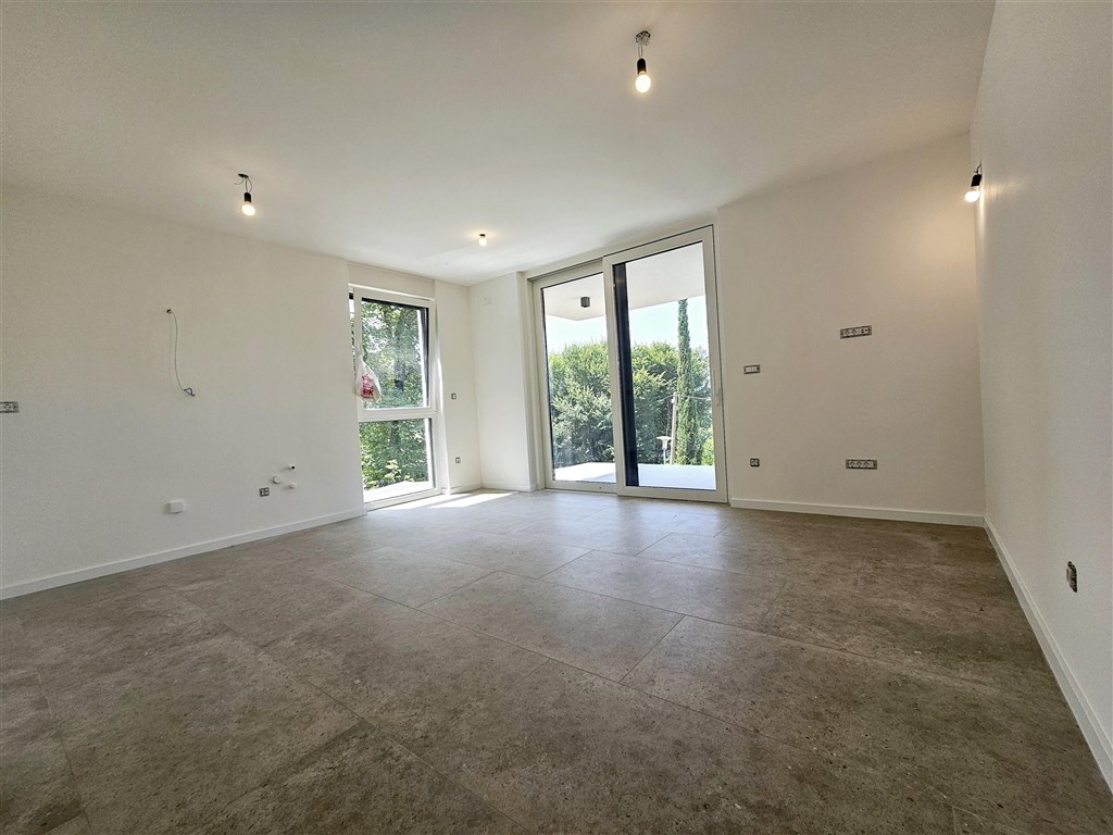 na-prodej-novy-moderni-apartman-se-dvema-loznicemi-v-blizkosti-more-na-ostrove-krk-omisalj-chorvatsko