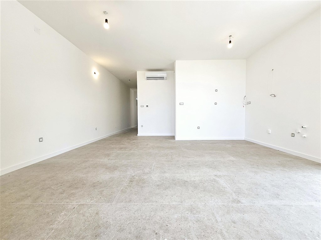 na-prodej-novy-moderni-apartman-se-dvema-loznicemi-v-blizkosti-more-na-ostrove-krk-omisalj-chorvatsko