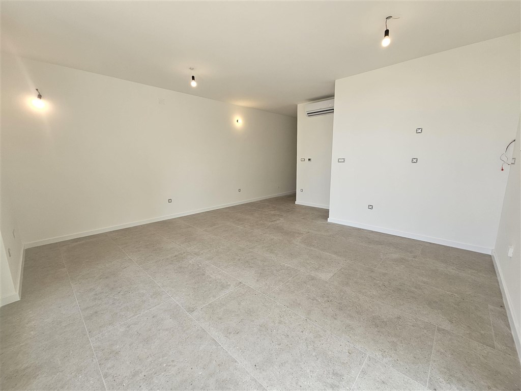 na-prodej-novy-moderni-apartman-se-dvema-loznicemi-v-blizkosti-more-na-ostrove-krk-omisalj-chorvatsko