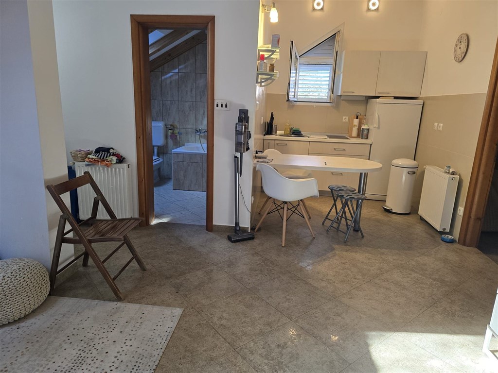 na-prodej-pekny-dum-se-dvema-apartmany-ve-stredomorskem-stylu-v-1-rade-u-more-v-klidne-a-atraktivni-oblasti-grebastica-chorvatsko