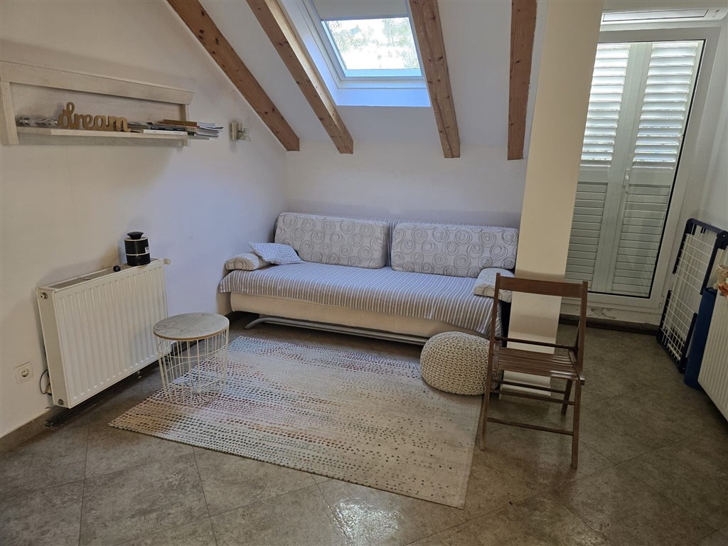 na-prodej-pekny-dum-se-dvema-apartmany-ve-stredomorskem-stylu-v-1-rade-u-more-v-klidne-a-atraktivni-oblasti-grebastica-chorvatsko