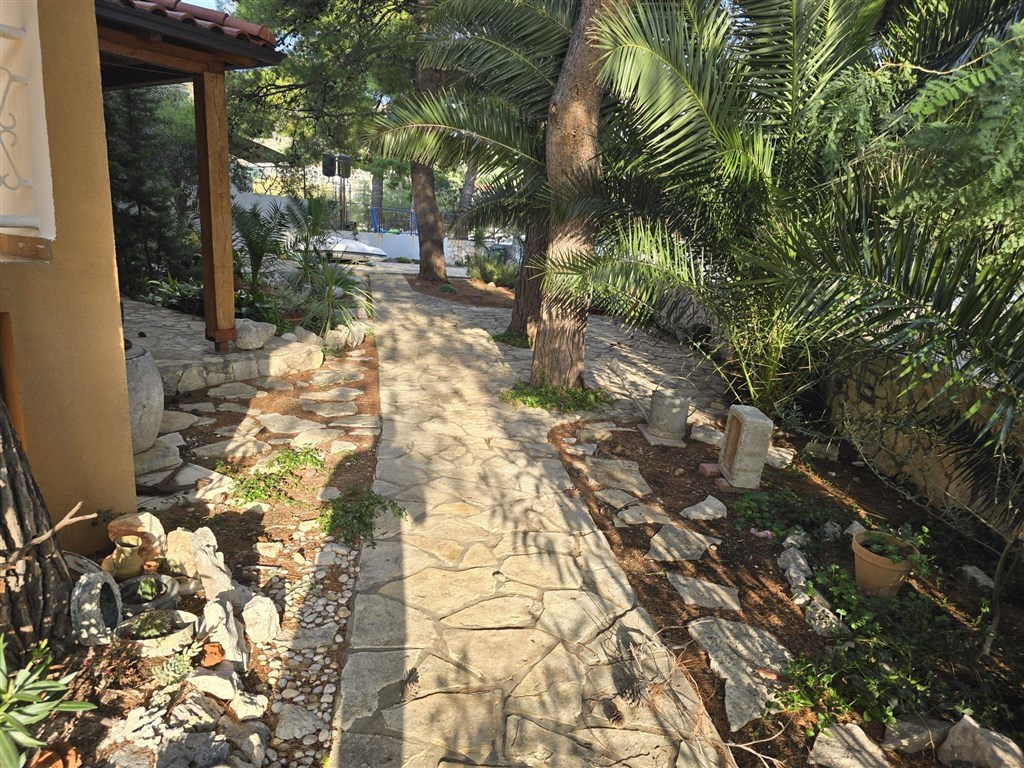 na-prodej-pekny-dum-se-dvema-apartmany-ve-stredomorskem-stylu-v-1-rade-u-more-v-klidne-a-atraktivni-oblasti-grebastica-chorvatsko