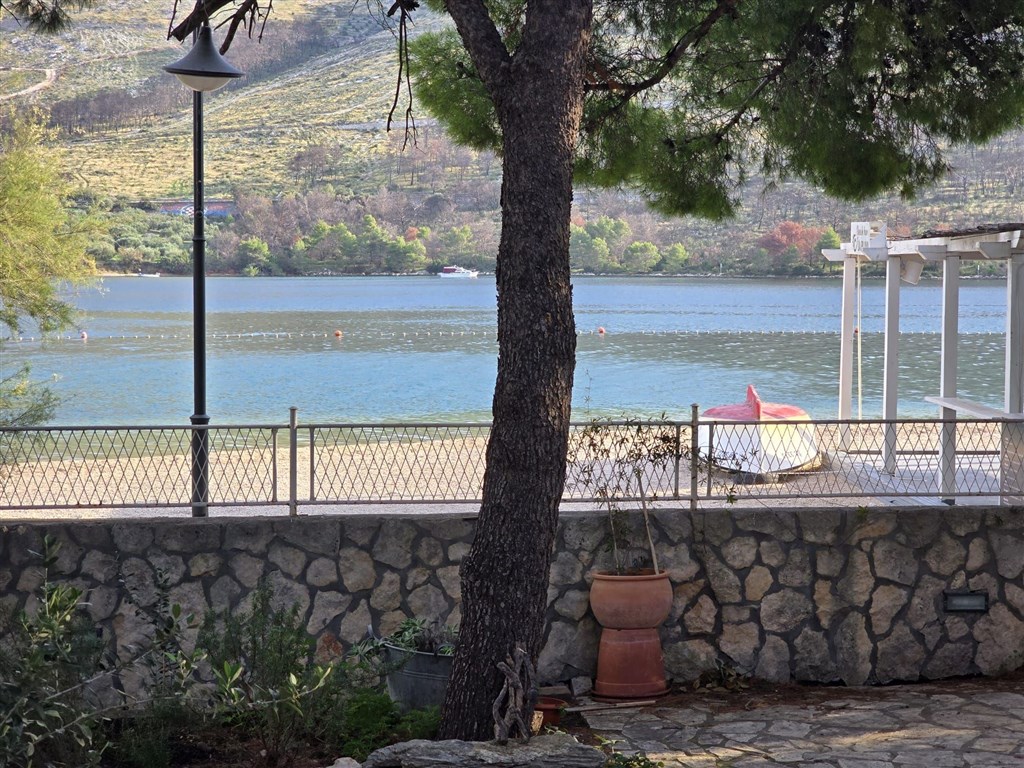 na-prodej-pekny-dum-se-dvema-apartmany-ve-stredomorskem-stylu-v-1-rade-u-more-v-klidne-a-atraktivni-oblasti-grebastica-chorvatsko