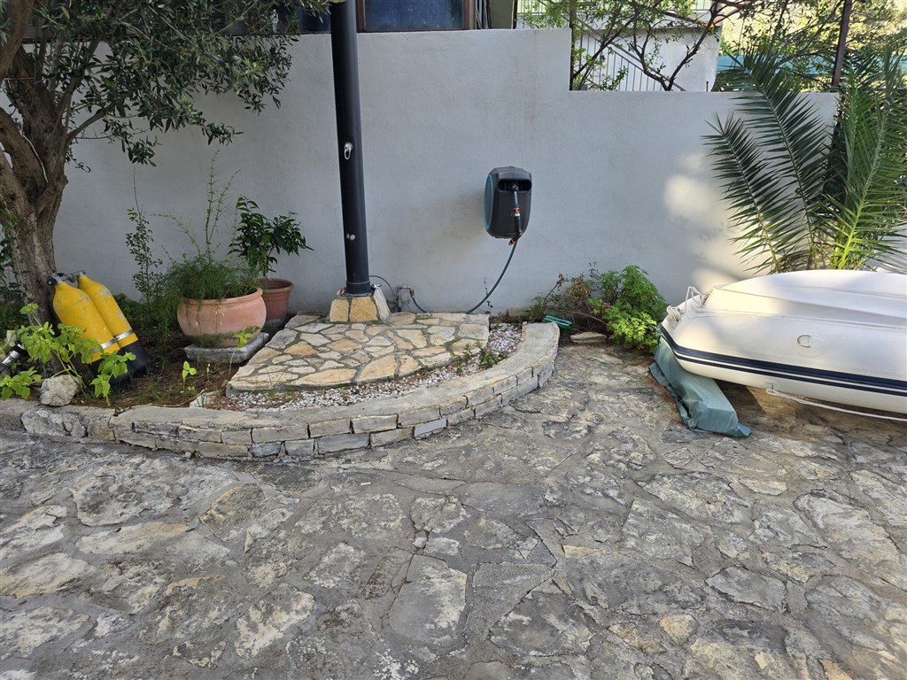 na-prodej-pekny-dum-se-dvema-apartmany-ve-stredomorskem-stylu-v-1-rade-u-more-v-klidne-a-atraktivni-oblasti-grebastica-chorvatsko