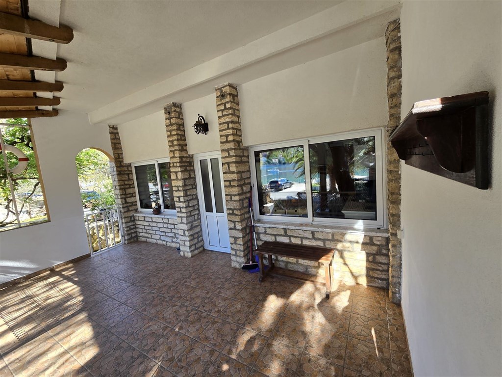 na-prodej-pekny-dum-se-dvema-apartmany-ve-stredomorskem-stylu-v-1-rade-u-more-v-klidne-a-atraktivni-oblasti-grebastica-chorvatsko