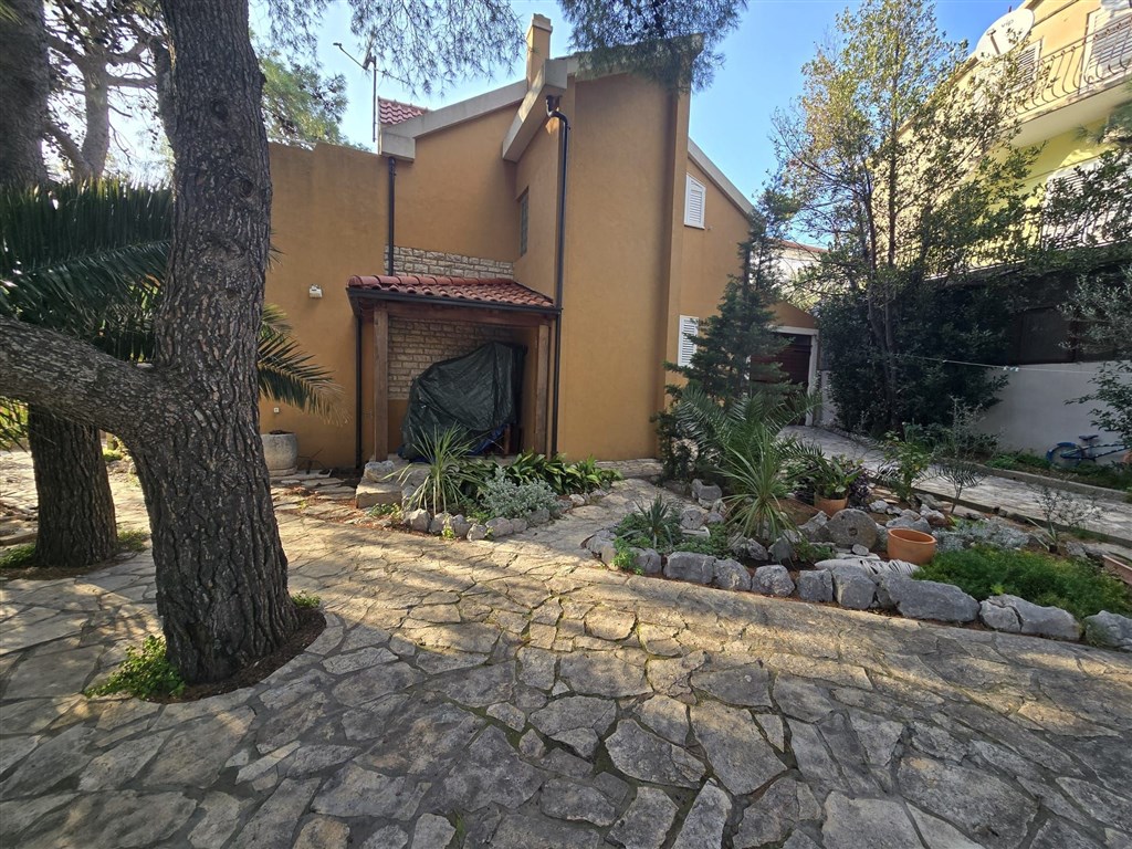 na-prodej-pekny-dum-se-dvema-apartmany-ve-stredomorskem-stylu-v-1-rade-u-more-v-klidne-a-atraktivni-oblasti-grebastica-chorvatsko