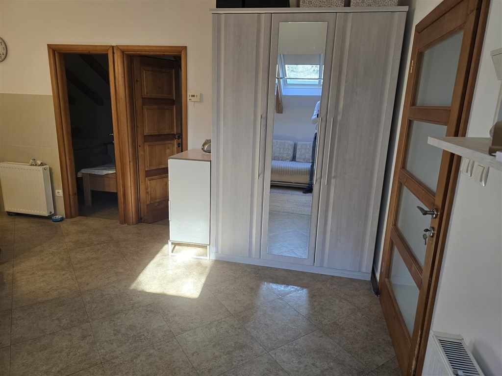 na-prodej-pekny-dum-se-dvema-apartmany-ve-stredomorskem-stylu-v-1-rade-u-more-v-klidne-a-atraktivni-oblasti-grebastica-chorvatsko