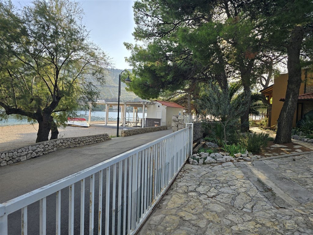 na-prodej-pekny-dum-se-dvema-apartmany-ve-stredomorskem-stylu-v-1-rade-u-more-v-klidne-a-atraktivni-oblasti-grebastica-chorvatsko