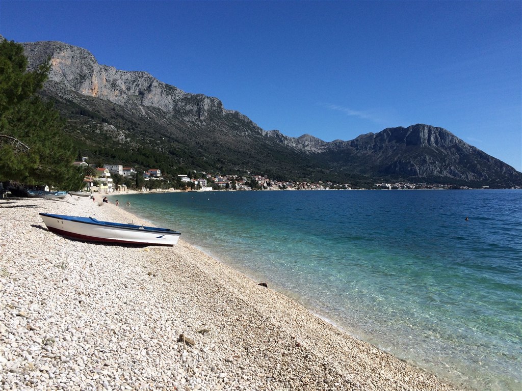 na-prodej-exkluzivni-apartman-s-jednou-loznici-a-prostornou-lodzii-v-prvni-rade-u-more-podaca-chorvatsko