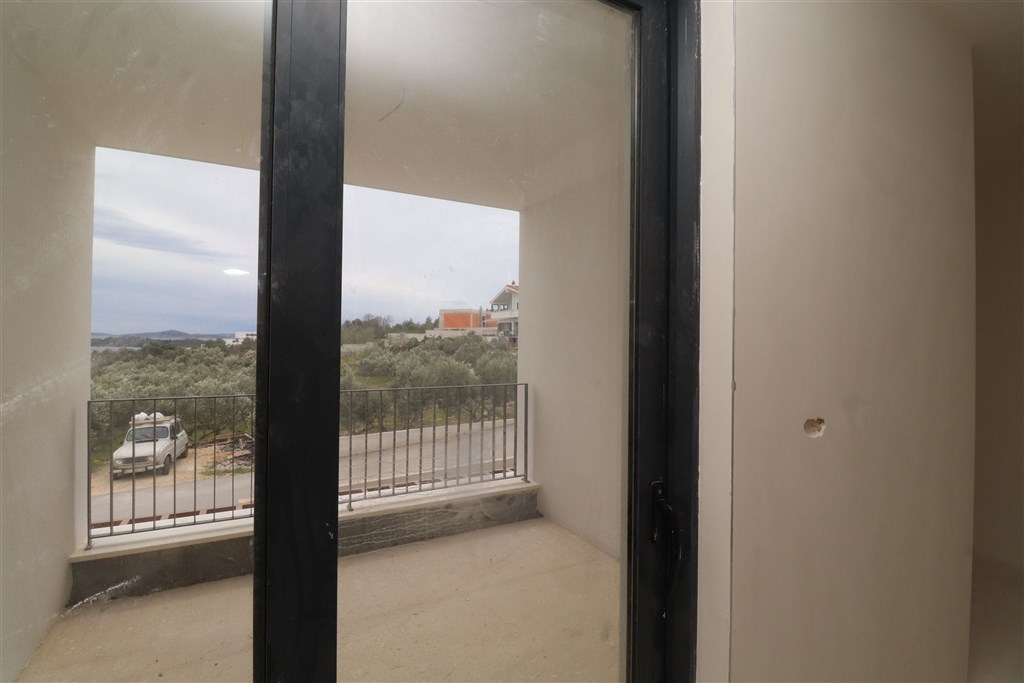 na-prodej-radovy-moderni-rodinny-dum-v-klidne-lokalite-s-castecnym-vyhledem-na-more-vodice-chorvatsko