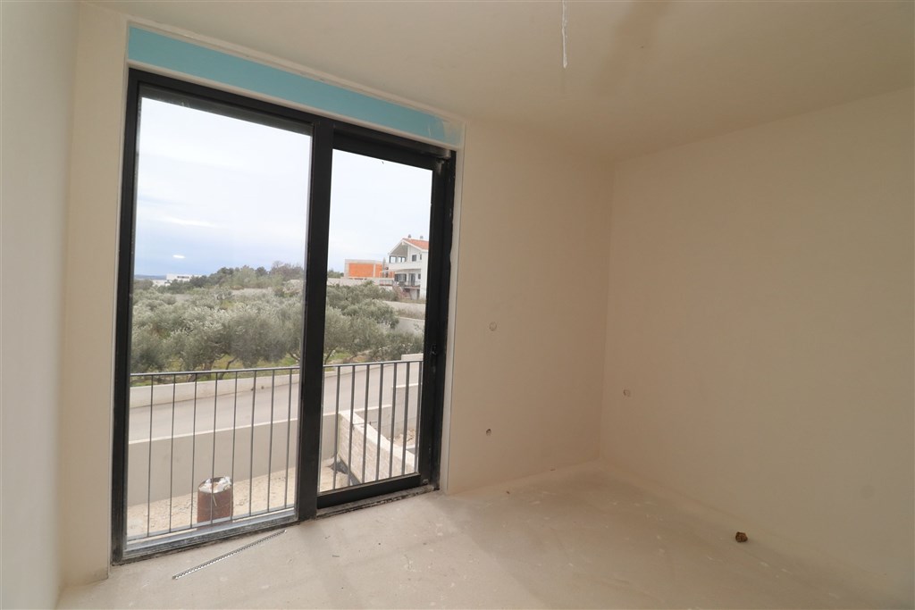 na-prodej-radovy-moderni-rodinny-dum-v-klidne-lokalite-s-castecnym-vyhledem-na-more-vodice-chorvatsko