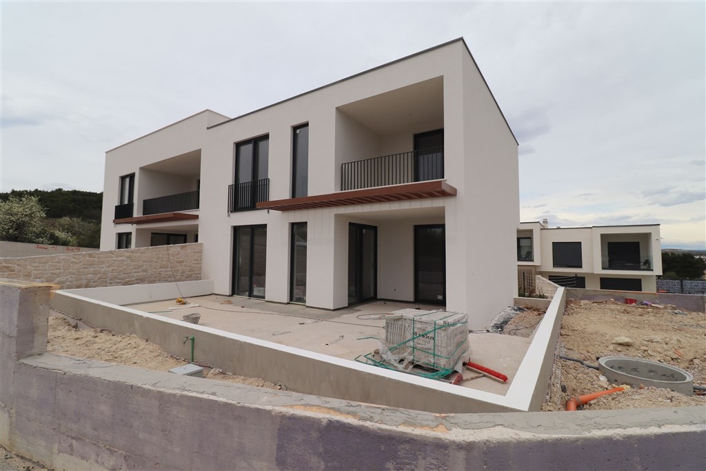 na-prodej-radovy-moderni-rodinny-dum-v-klidne-lokalite-s-castecnym-vyhledem-na-more-vodice-chorvatsko