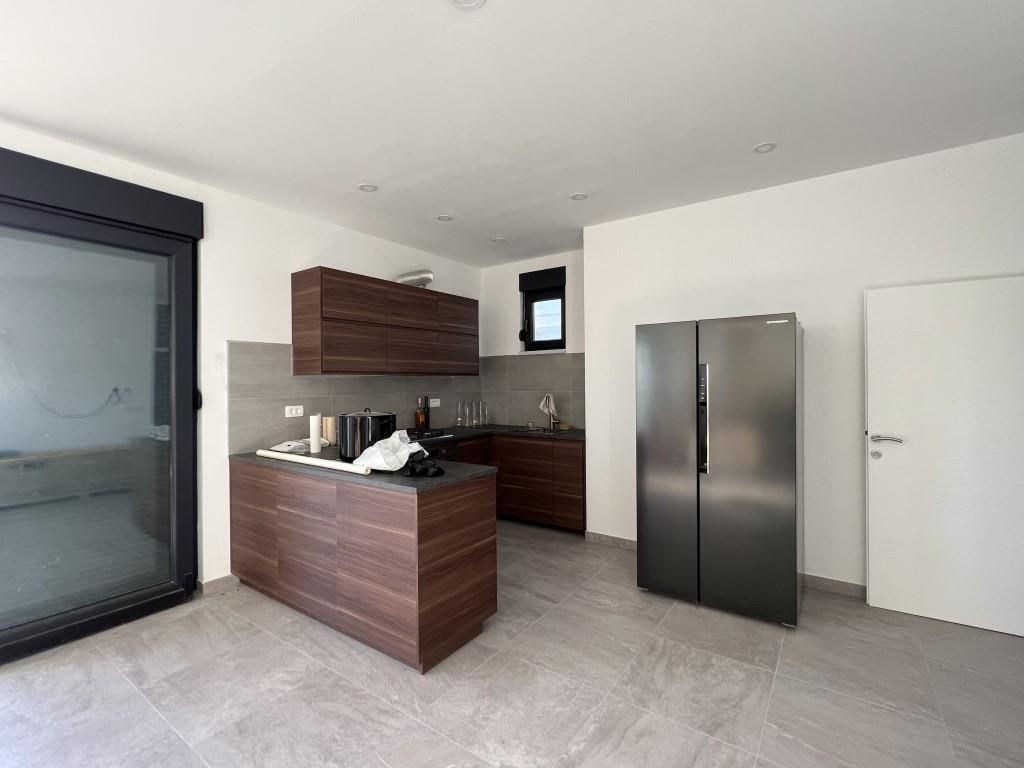 nova-vila-s-bazenem-a-nadhernym-vyhledem-na-more-oblast-makarska-chorvatsko