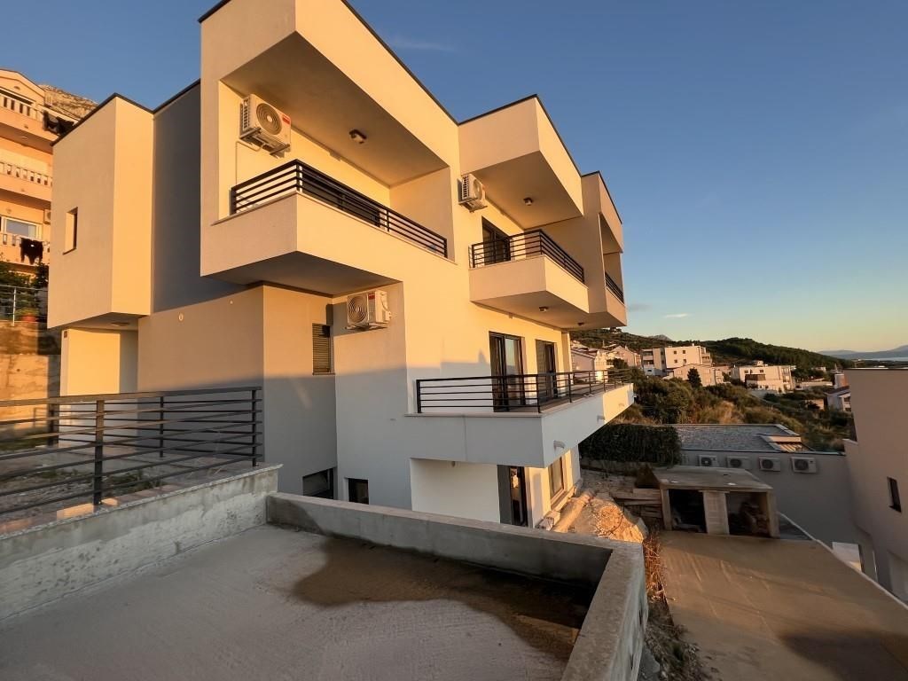 nova-vila-s-bazenem-a-nadhernym-vyhledem-na-more-oblast-makarska-chorvatsko