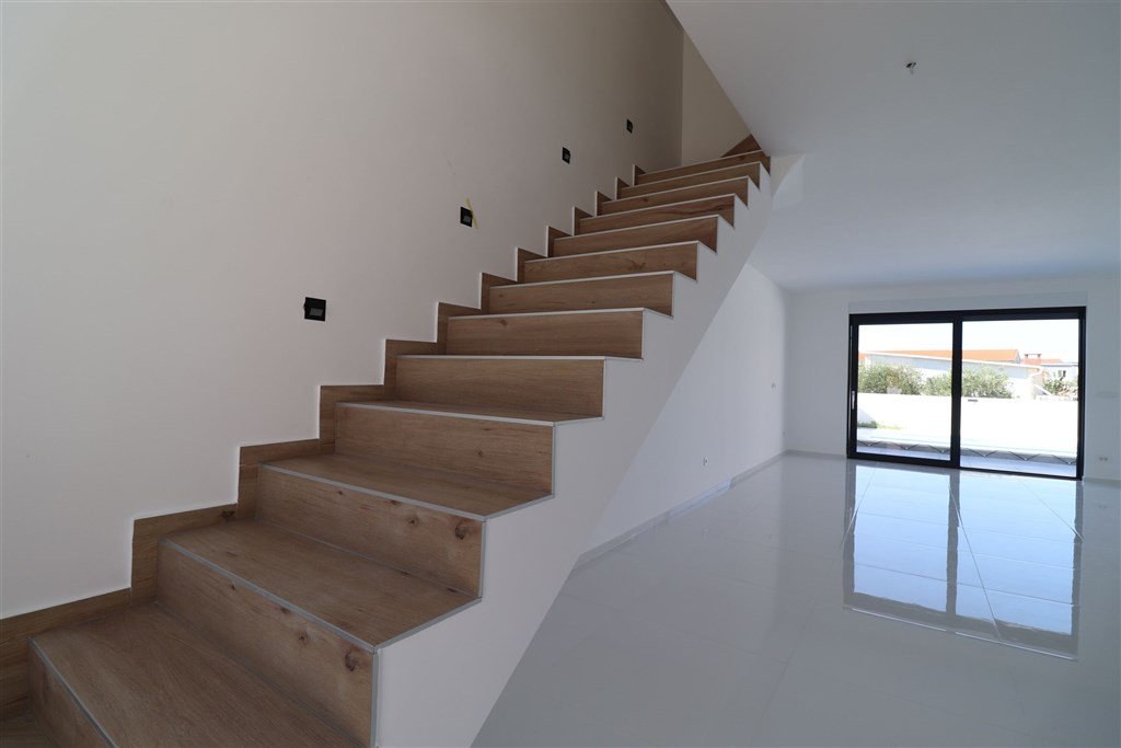 na-prodej-novy-moderni-dum-se-zahradou-a-bazenem-v-blizkosti-more-srima-chorvatsko