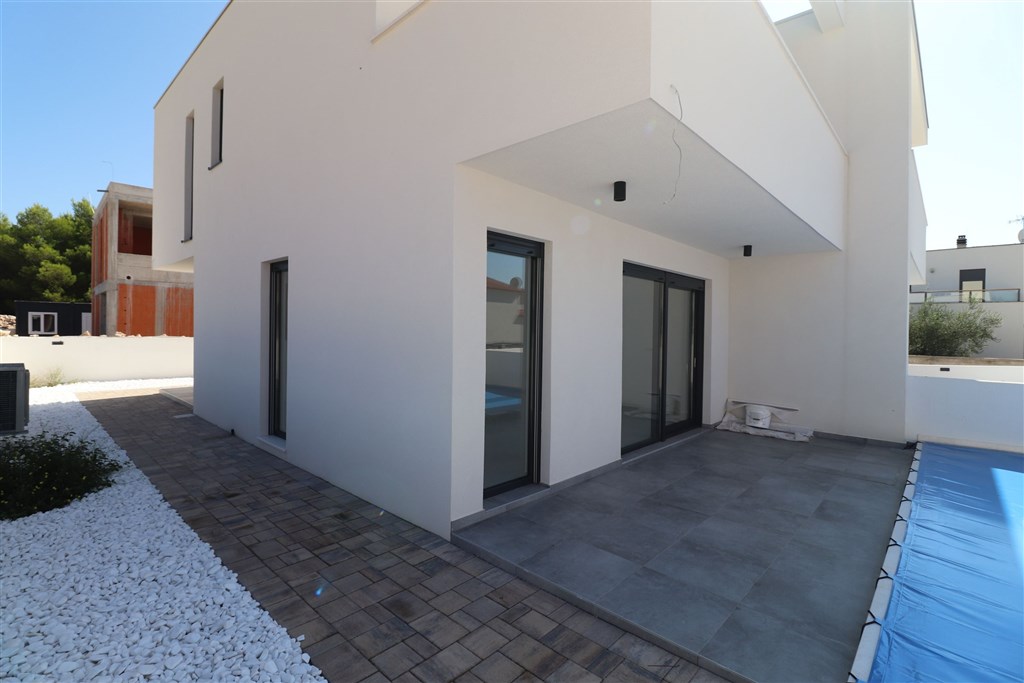 na-prodej-novy-moderni-dum-se-zahradou-a-bazenem-v-blizkosti-more-srima-chorvatsko