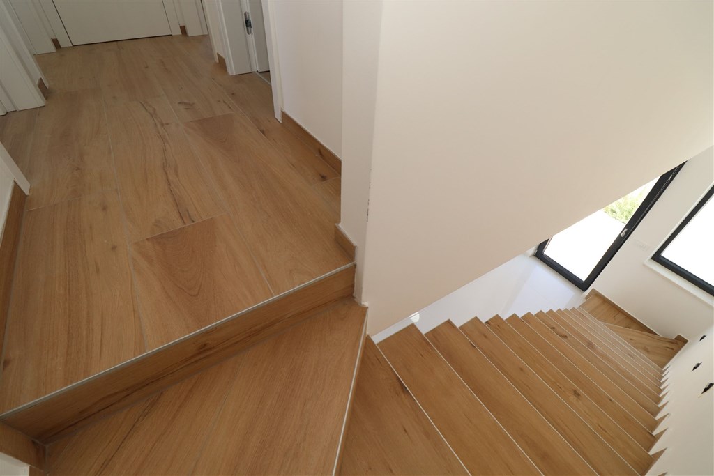 na-prodej-novy-moderni-dum-se-zahradou-a-bazenem-v-blizkosti-more-srima-chorvatsko