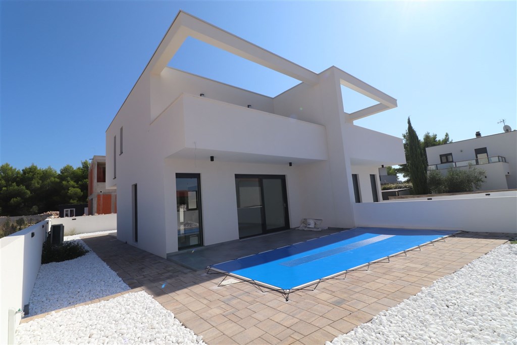 na-prodej-novy-moderni-dum-se-zahradou-a-bazenem-v-blizkosti-more-srima-chorvatsko