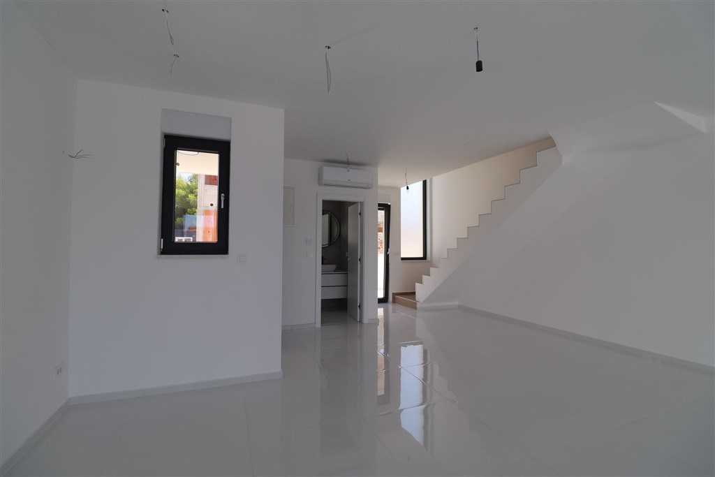 na-prodej-novy-moderni-dum-se-zahradou-a-bazenem-v-blizkosti-more-srima-chorvatsko