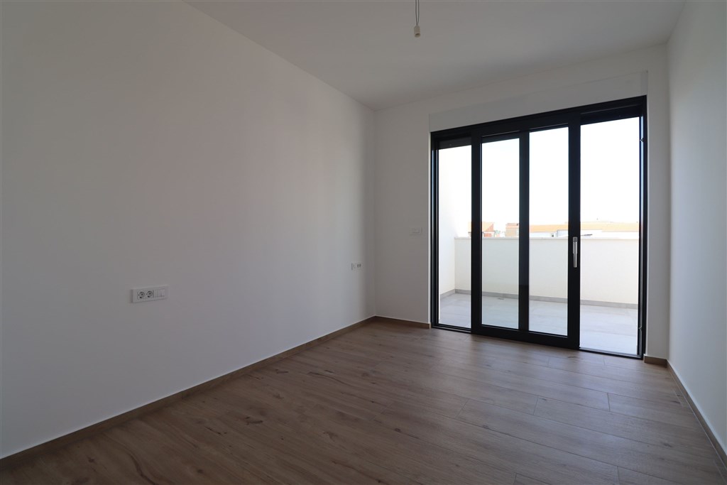 na-prodej-novy-moderni-dum-se-zahradou-a-bazenem-v-blizkosti-more-srima-chorvatsko