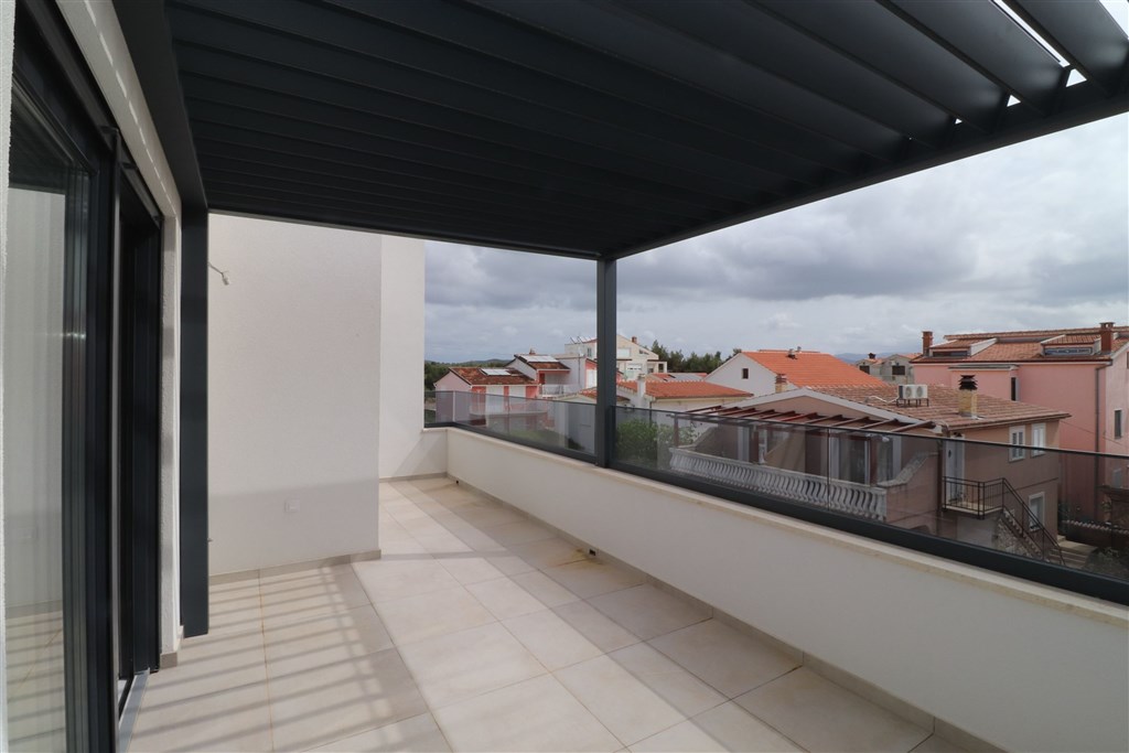 na-prodej-novy-dum-se-zahradou-a-terasou-v-blizkosti-more-srima-chorvatsko