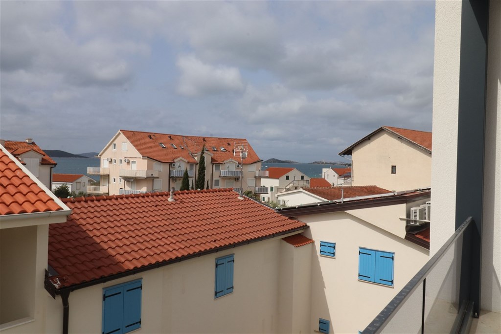 na-prodej-novy-dum-se-zahradou-a-terasou-v-blizkosti-more-srima-chorvatsko