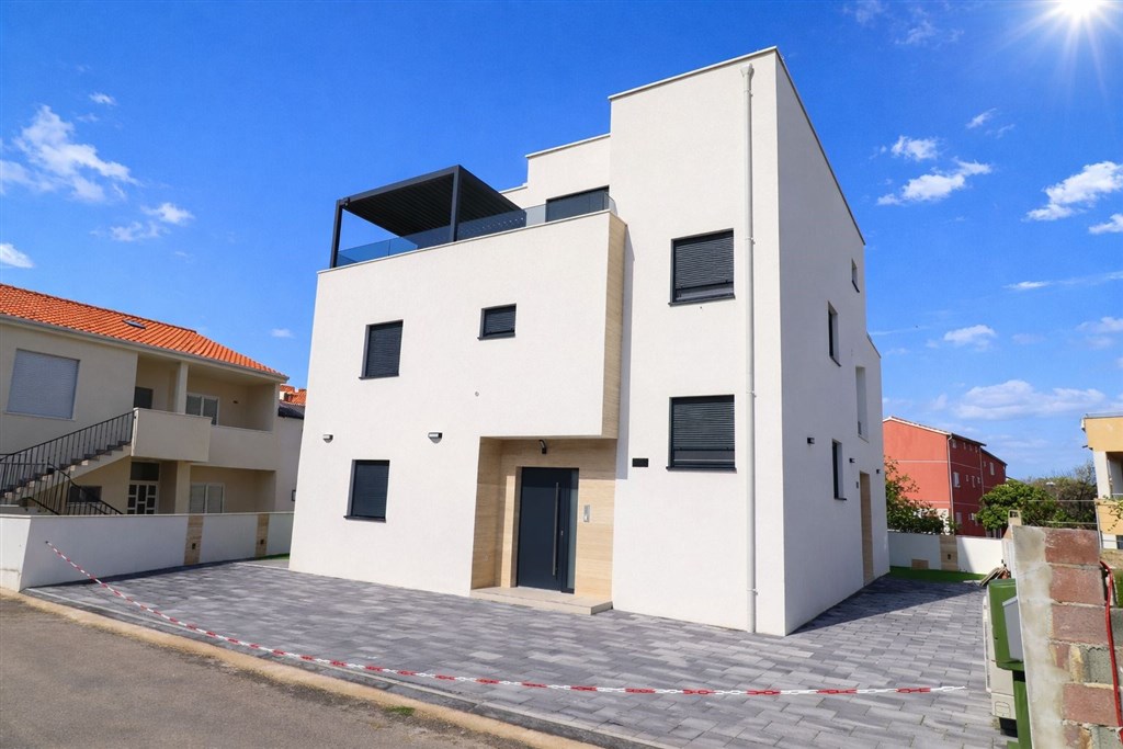 na-prodej-novy-dum-se-zahradou-a-terasou-v-blizkosti-more-srima-chorvatsko