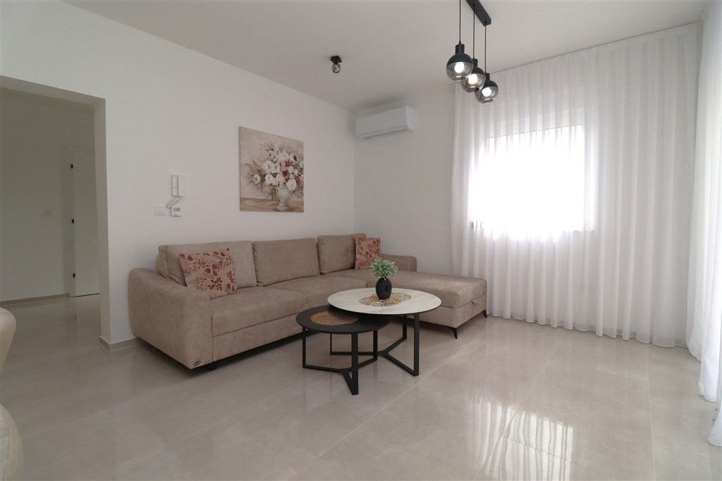 na-prodej-novy-dum-se-zahradou-a-terasou-v-blizkosti-more-srima-chorvatsko