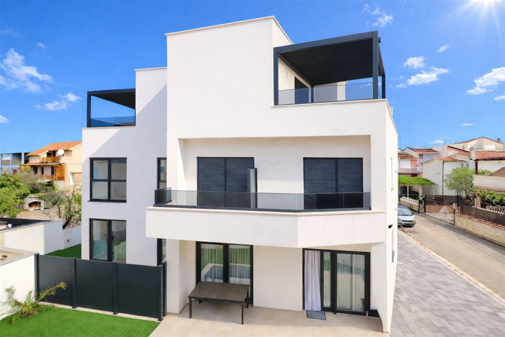 na-prodej-novy-dum-se-zahradou-a-terasou-v-blizkosti-more-srima-chorvatsko