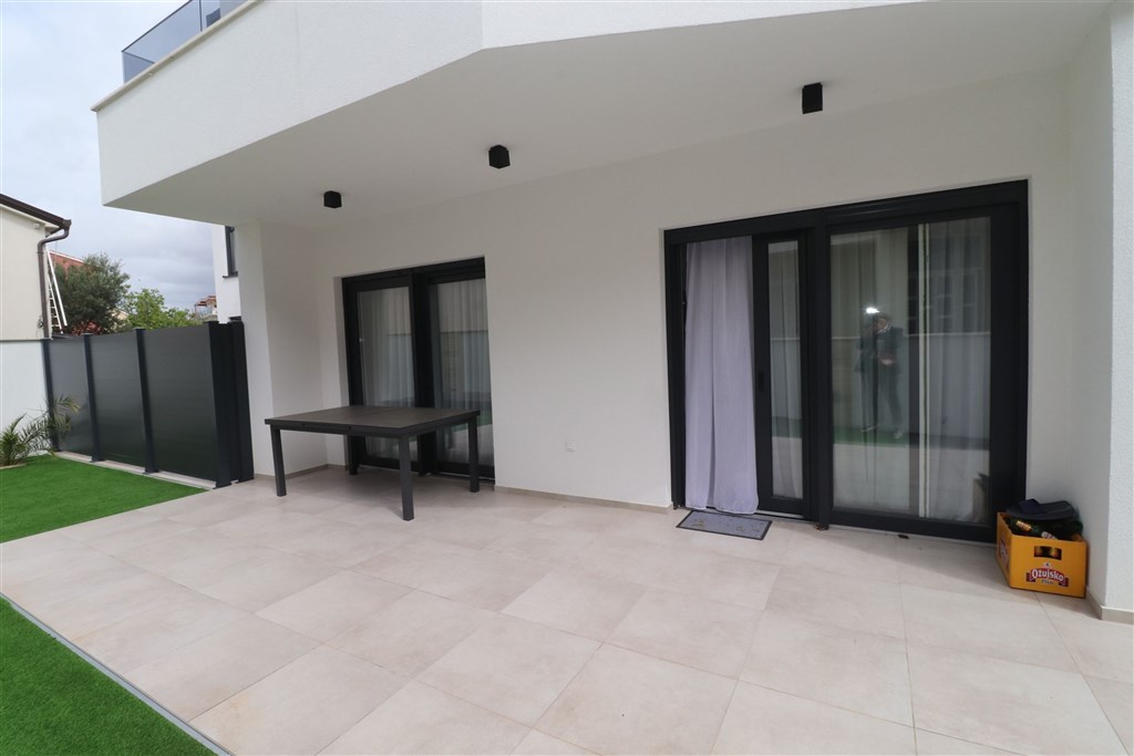 na-prodej-novy-dum-se-zahradou-a-terasou-v-blizkosti-more-srima-chorvatsko