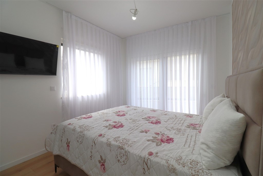 na-prodej-novy-dum-se-zahradou-a-terasou-v-blizkosti-more-srima-chorvatsko