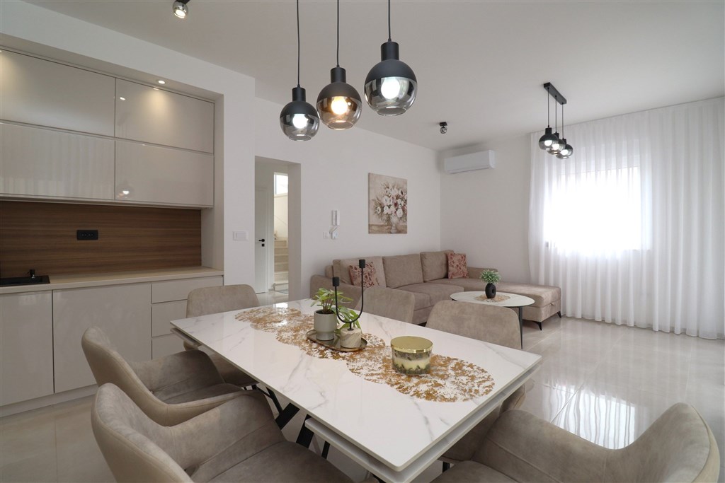 na-prodej-novy-dum-se-zahradou-a-terasou-v-blizkosti-more-srima-chorvatsko