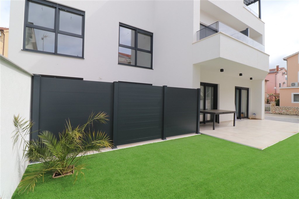 na-prodej-novy-dum-se-zahradou-a-terasou-v-blizkosti-more-srima-chorvatsko