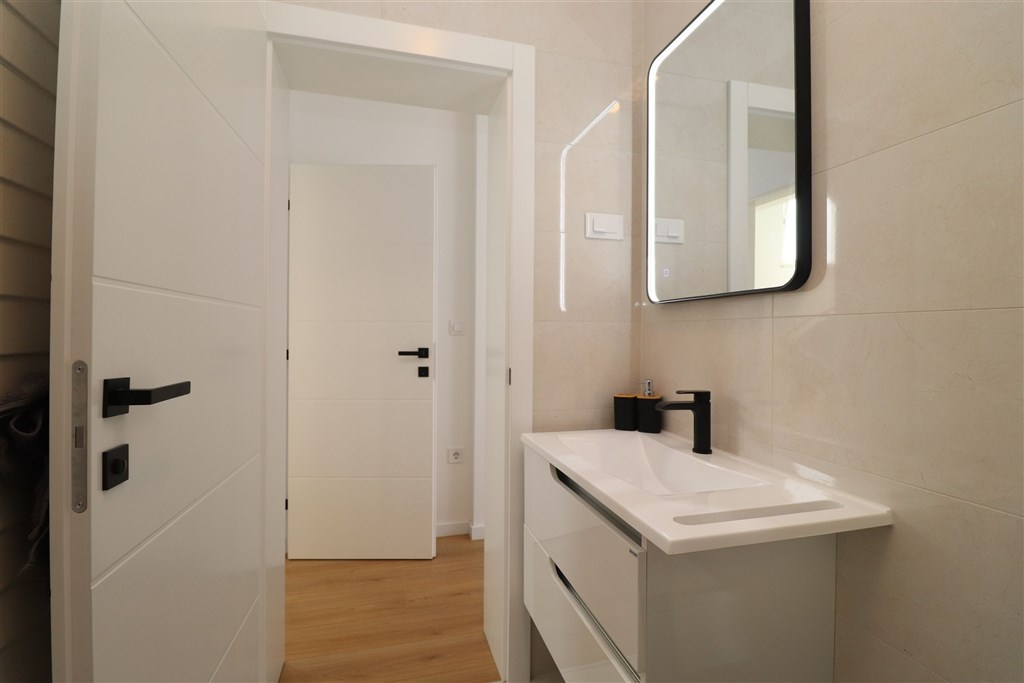 na-prodej-novy-dum-se-zahradou-a-terasou-v-blizkosti-more-srima-chorvatsko