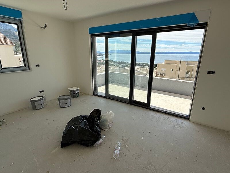 na-prodej-novy-apartman-se-dvema-loznicemi-a-vyhledem-na-more-tucepi-chorvatsko