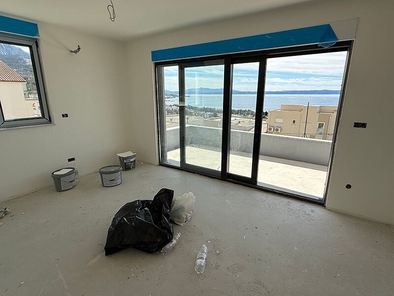 na-prodej-novy-apartman-se-dvema-loznicemi-a-vyhledem-na-more-tucepi-chorvatsko