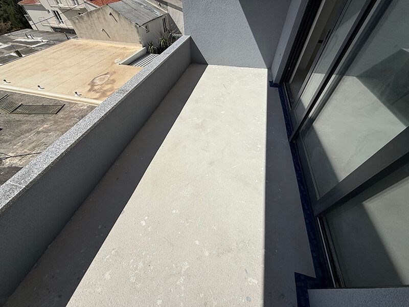 na-prodej-novy-apartman-se-dvema-loznicemi-a-vyhledem-na-more-tucepi-chorvatsko