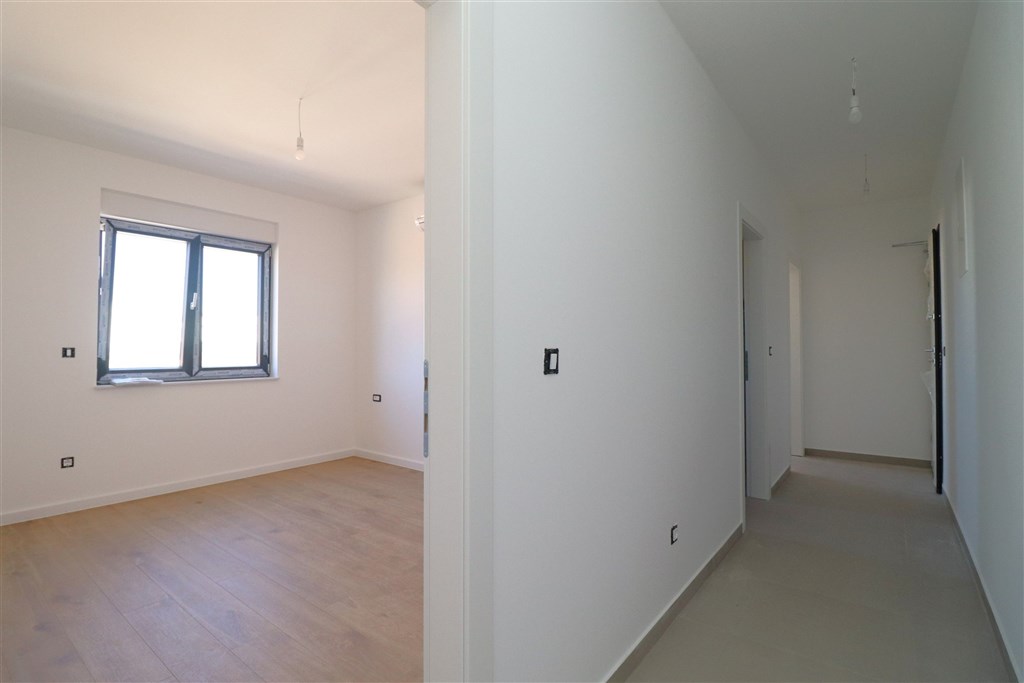 na-prodej-novy-moderni-apartman-se-2-loznicemi-a-velkou-terasou-vodice-chorvatsko