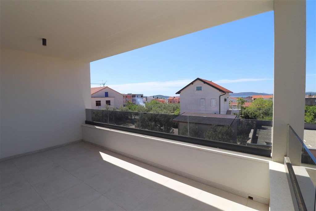 na-prodej-novy-moderni-apartman-se-2-loznicemi-a-velkou-terasou-vodice-chorvatsko