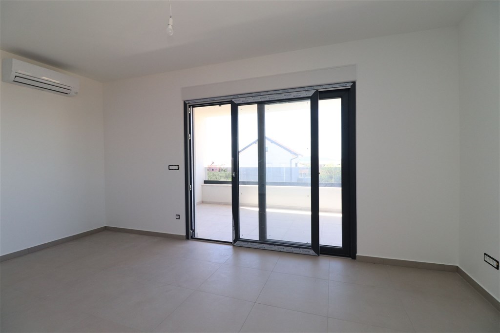 na-prodej-novy-moderni-apartman-se-2-loznicemi-a-velkou-terasou-vodice-chorvatsko
