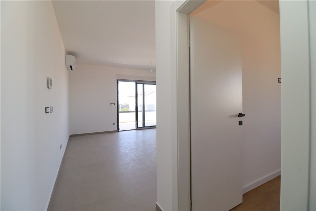 na-prodej-novy-moderni-apartman-se-2-loznicemi-a-velkou-terasou-vodice-chorvatsko