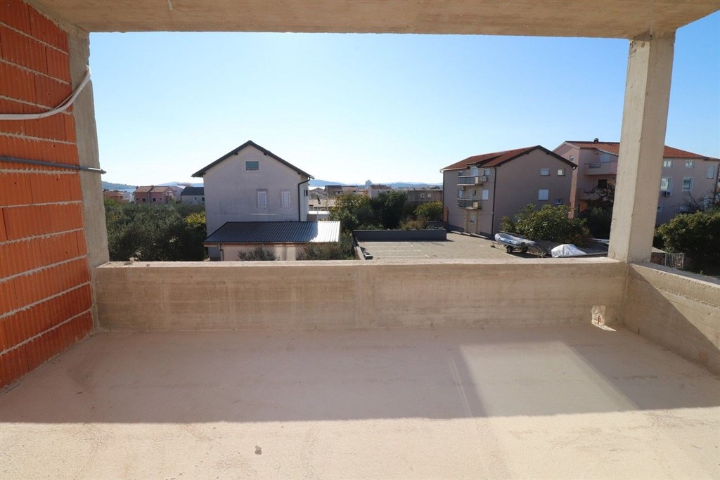 na-prodej-novy-moderni-apartman-se-2-loznicemi-a-velkou-terasou-vodice-chorvatsko